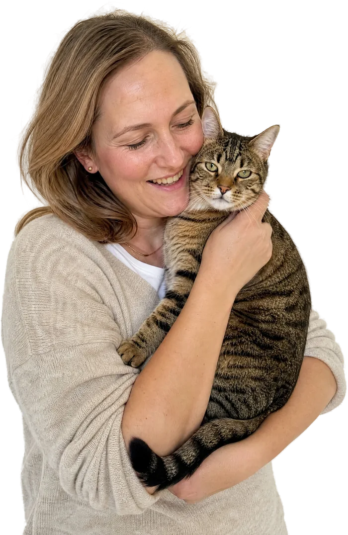 Frau hält ihre Tabby-Katze im Arm
